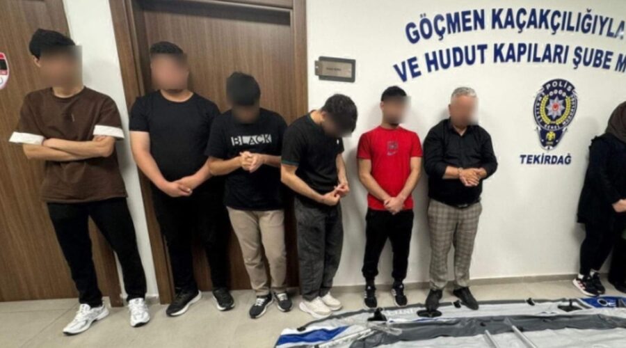 15 kacak gocmen ve 2 organizator yakalandi I3Gfnfxm