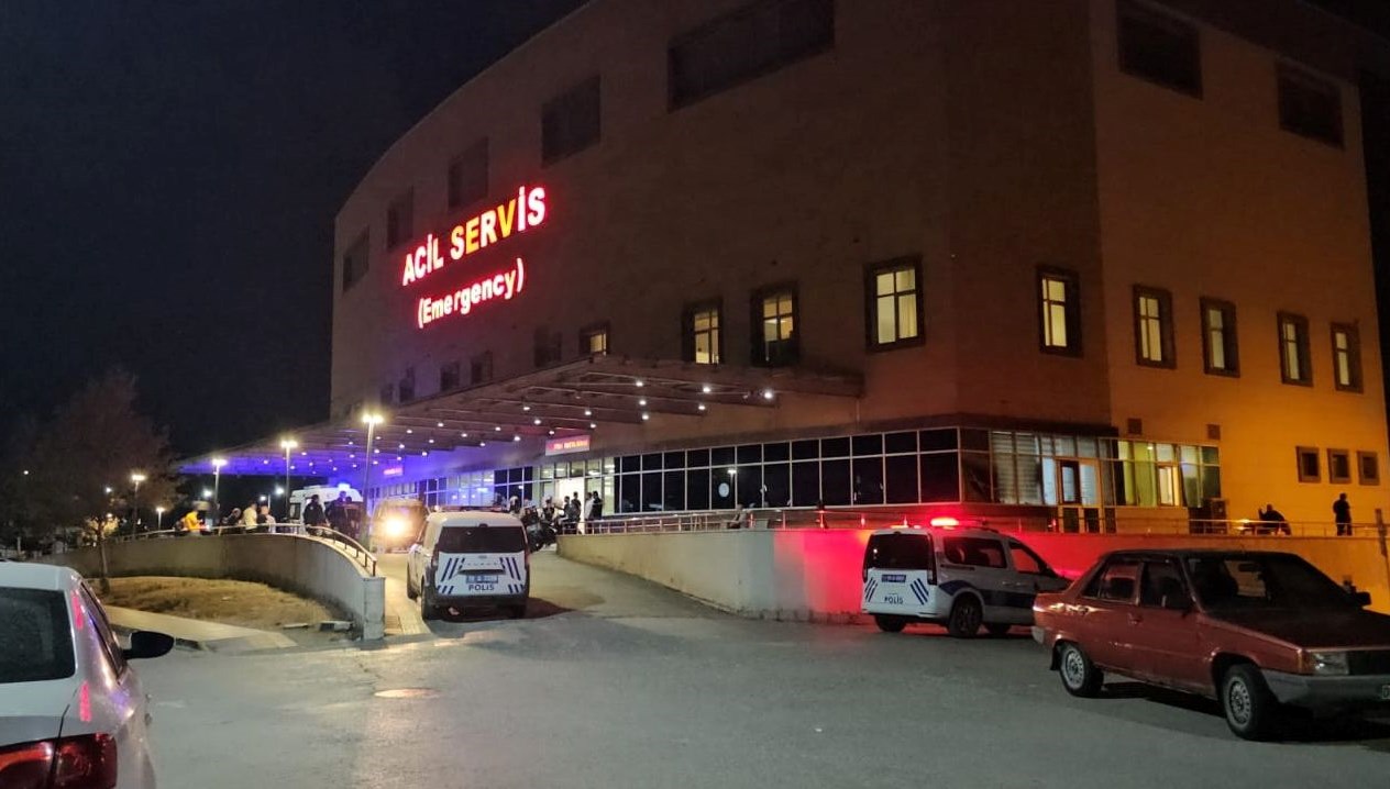 nevsehirde otomobil ile carpisan minibusteki yolcu oldu 3vMcGMXq