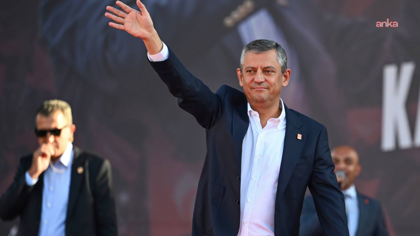 ozgur ozel avrupa sampiyonasi finalinde milletimize buyuk bir onur yasatan a milli erkek basketbol takimimizi ve teknik ekibi tebrik ediyorum TZOtKTeF