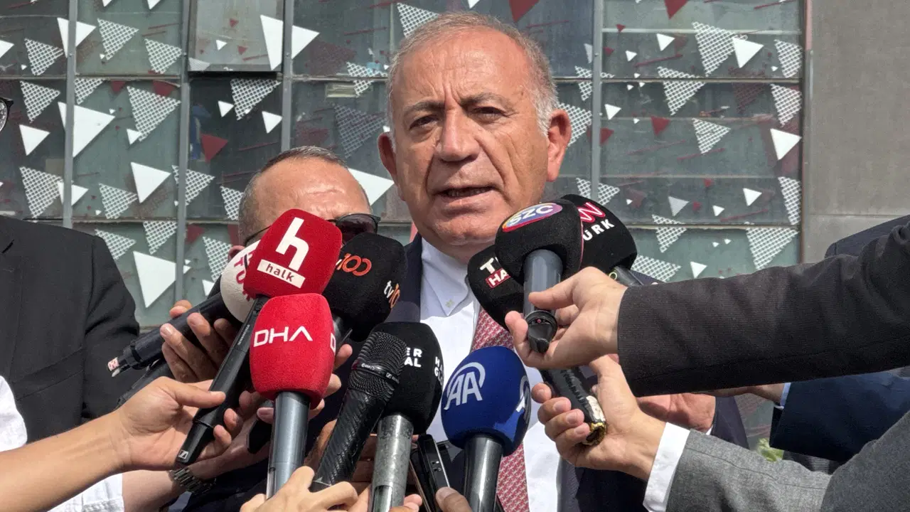 ozgur ozelin gelecegini duyan kayyum gursel tekin chpnin eski il binasindan ayrildi iKMLiDvT