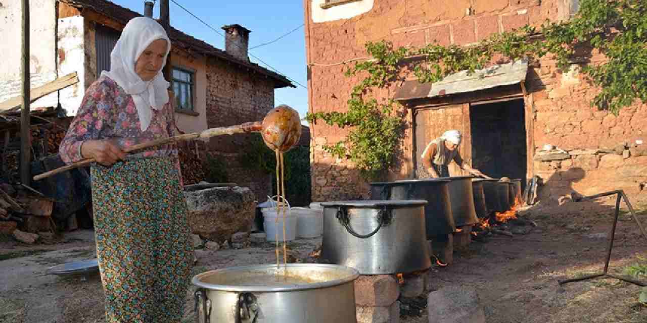 6 saat kazanlarda kaynatilip siseleniyor geleneksel yontemle hazirlaniyor xudTArLu.jpg