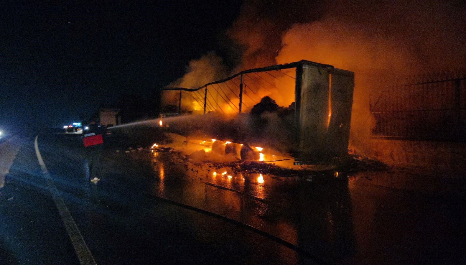 konserve yuklu tir alev alev yandi eLEIyVTi.jpg