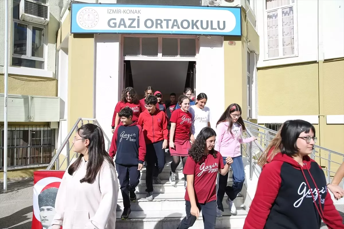 okullarda afet tatbikatlari gerceklestirildi uzeItfNm.jpg