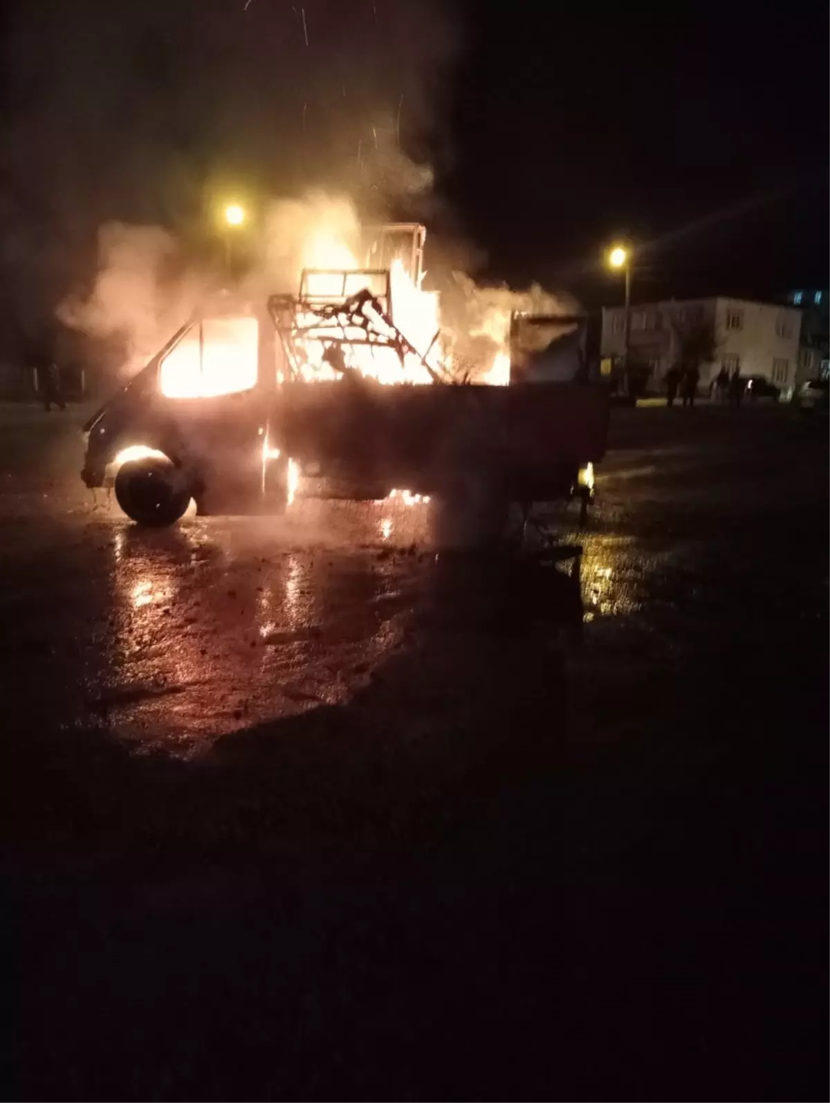 samsunda park halindeki arac yandi ldTmGAd9.jpg