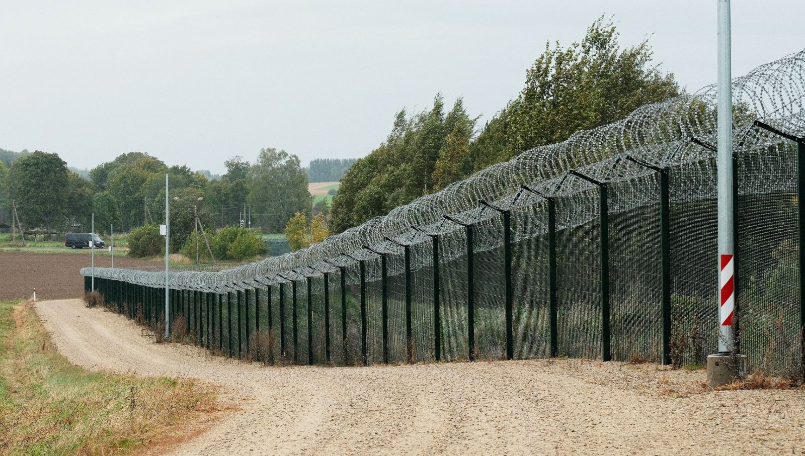 sinirda silahli rus askerleri goruldu estonya yolu kapatti ynJqROwv.jpg