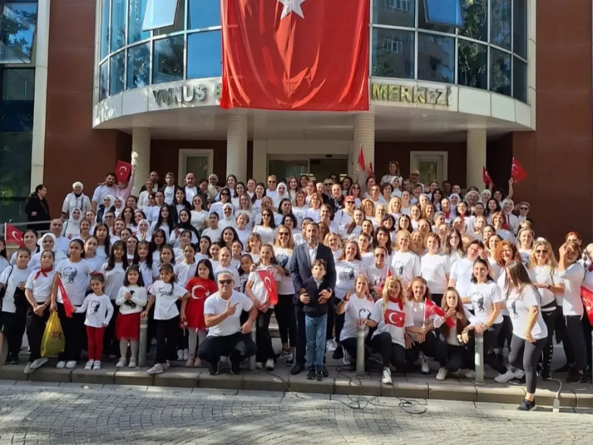 cumhuriyetin 102 yili sari zeybek ile kutlandi Iv42hySG.jpg