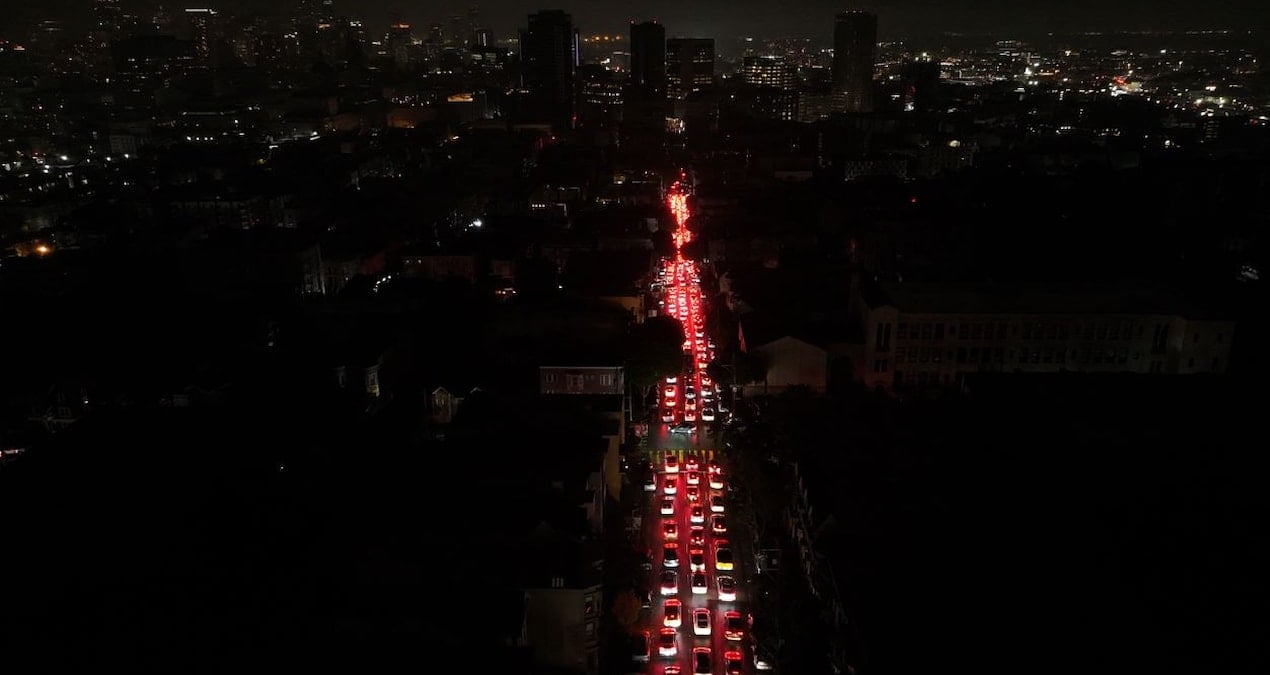 800 bin nüfusluk dev şehir karanlığa gömüldü! Trafik ışıkları devre dışı kaldı