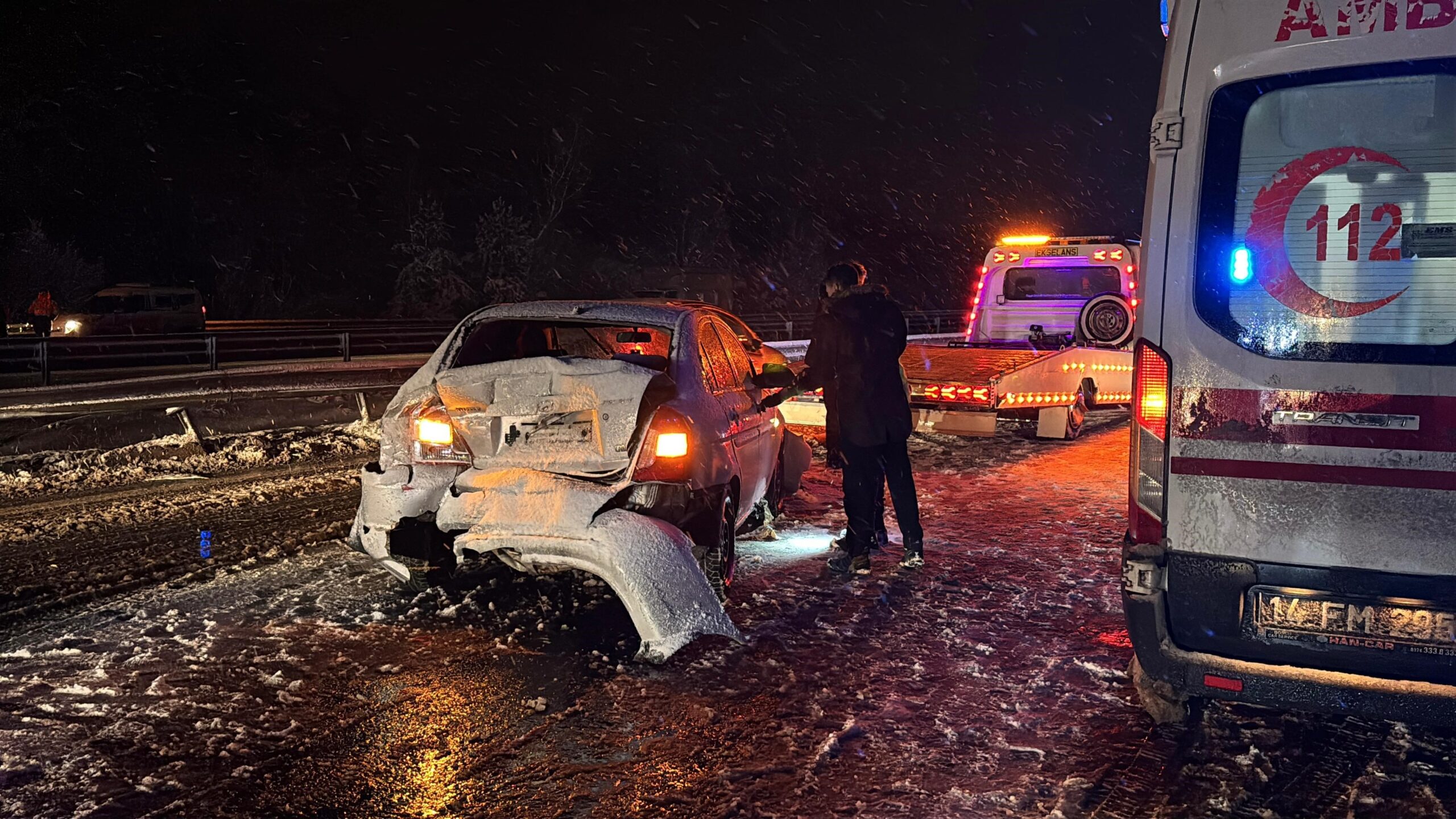 Kar yağışı kazayı getirdi. TEM’de 7 araç birbirine girdi
