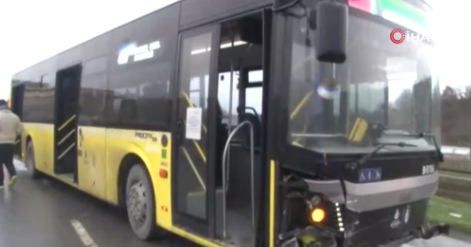 Arnavutköy’de İETT otobüsü bariyerlere çarptı