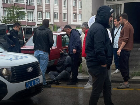 Alkolün Etkisiyle Sokağı Karıştıran Genç, Polisi Darbeye Kalkıştı
