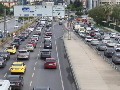 İstanbul’da Pazartesi Sabahı Trafik Yoğunluğu %51’e Ulaştı