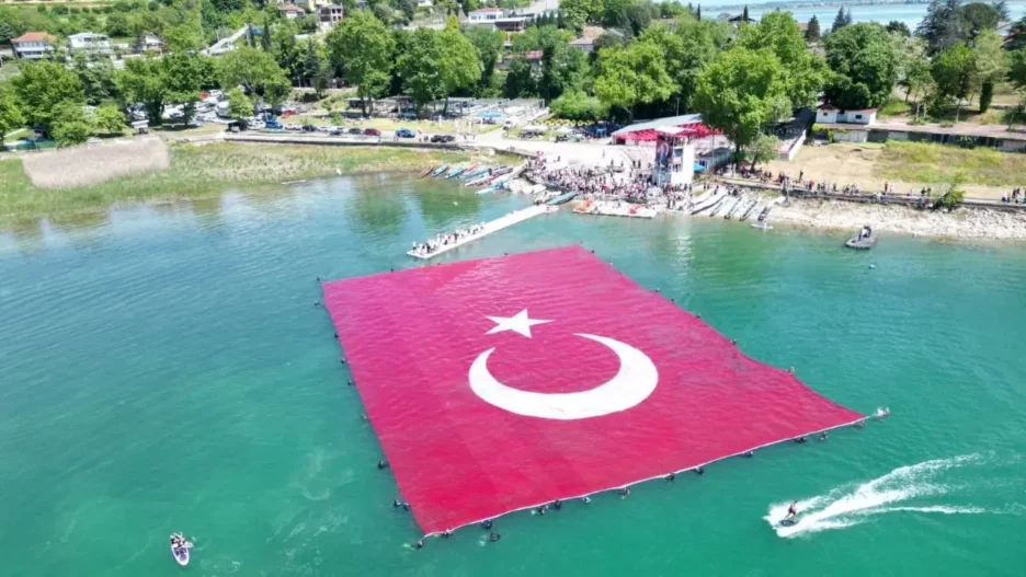 Sapanca Gölü’nde 19 Mayıs’ta Dev Türk Bayrağı Dalgalandı